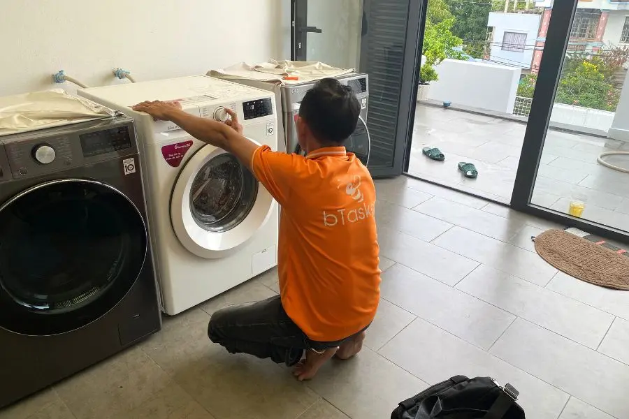 Máy giặt bị khóa sẽ hiển thị biểu tượng ổ khóa trên màn hình điều khiển.