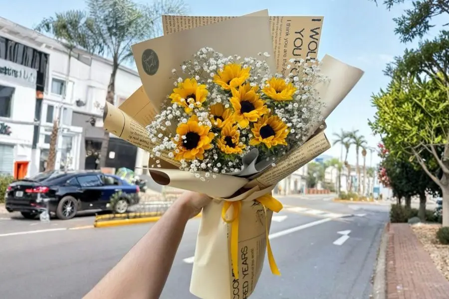 Mẫu bó hướng dương phối hoa baby thay cho lời chúc tốt đẹp và tình yêu bền chặt