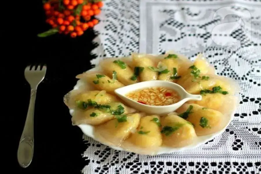 Món bánh bột lọc nhân đậu xanh kết hợp cùng nước mắm chay tỏi ớt.