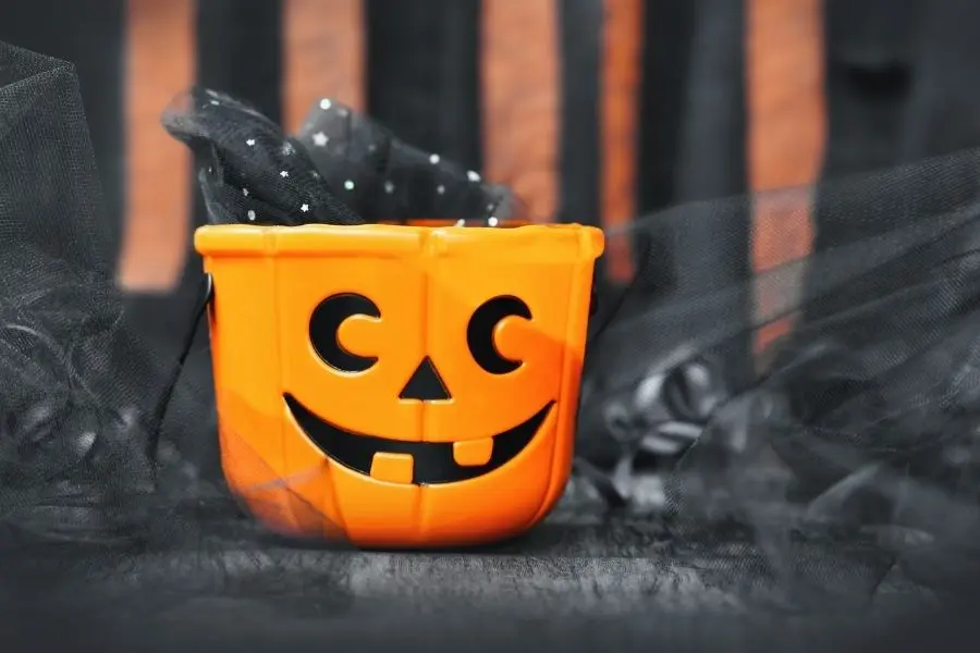Trang trí Halloween với xô chậu hình mặt quỷ.
