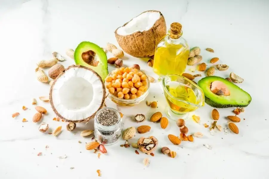 Các loại chất béo tốt cho sức khỏe như dầu olive, dầu dừa,...