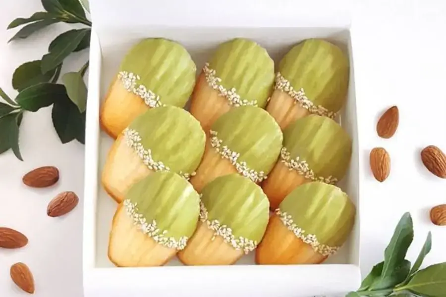 Bánh madeleine giòn bên ngoài, mềm bên trong