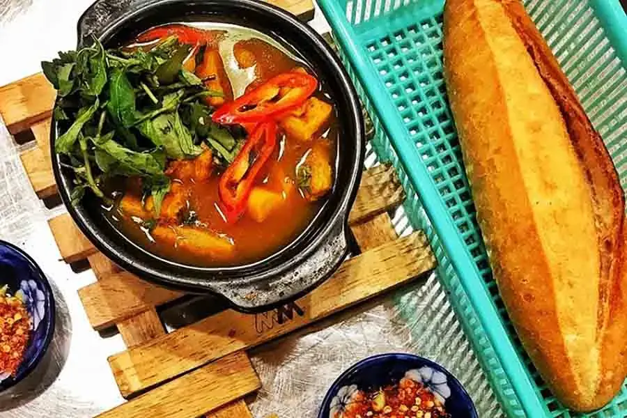 Phá lấu bê mềm và thơm, ăn cùng bánh mì là số dách