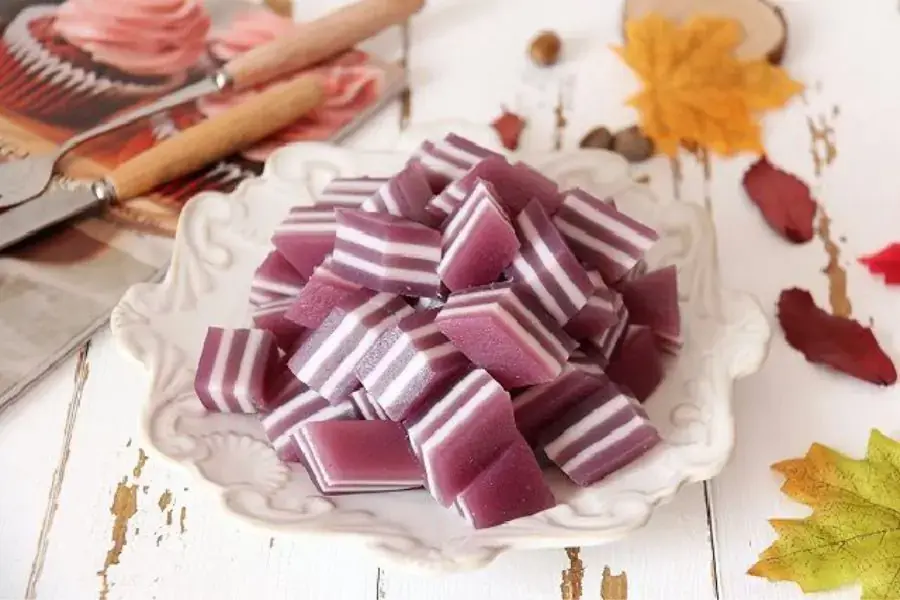 Bánh da lợn khoai lang tím đẹp mắt thơm ngon.
