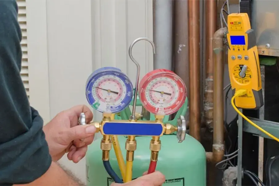 Đường dẫn khí gas của máy lạnh bị hở gây ra khí gas rò rỉ ra bên ngoài