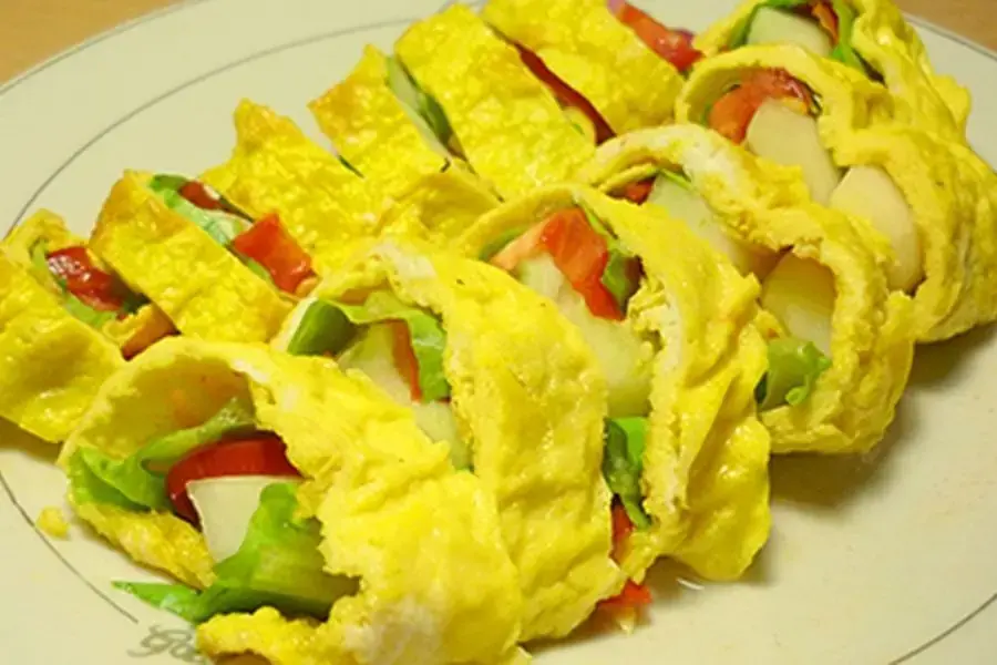 Trứng cuộn rau củ và salad - Món ăn thơm ngon và rất healthy.