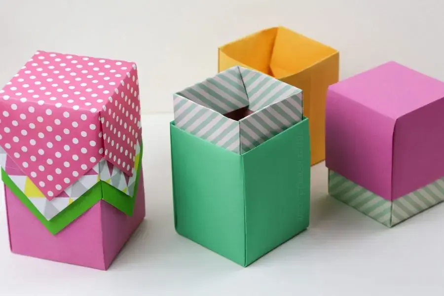 Hộp quà màu pastel với chất liệu giấy nhẹ nhàng.