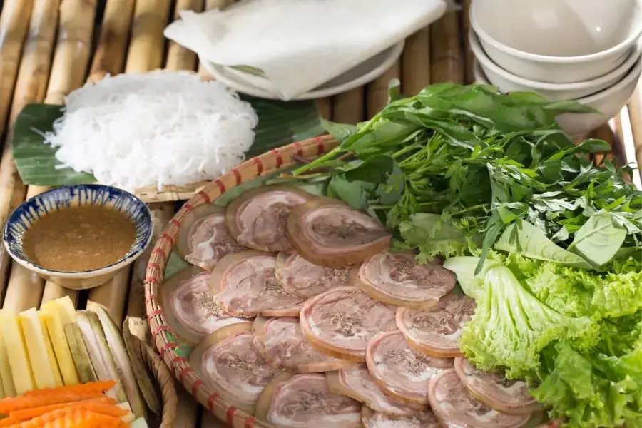 Bò tơ cuốn bánh tráng là món ăn mà các tín đồ ẩm thực không thể bỏ qua