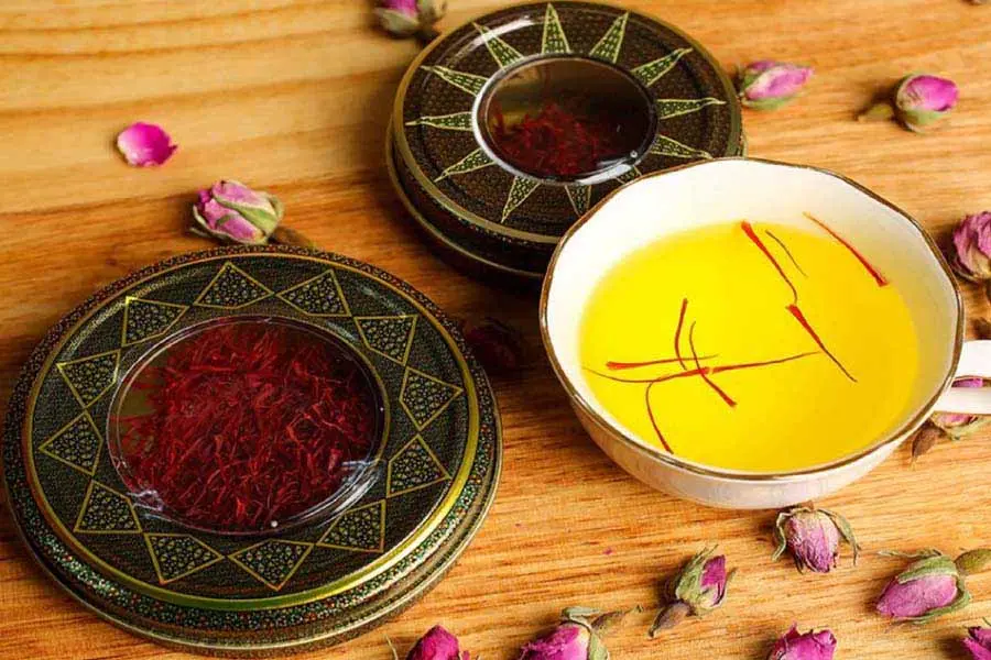 Saffron ngâm nước ấm là phướng pháp sử dụng phổ biến nhất.
