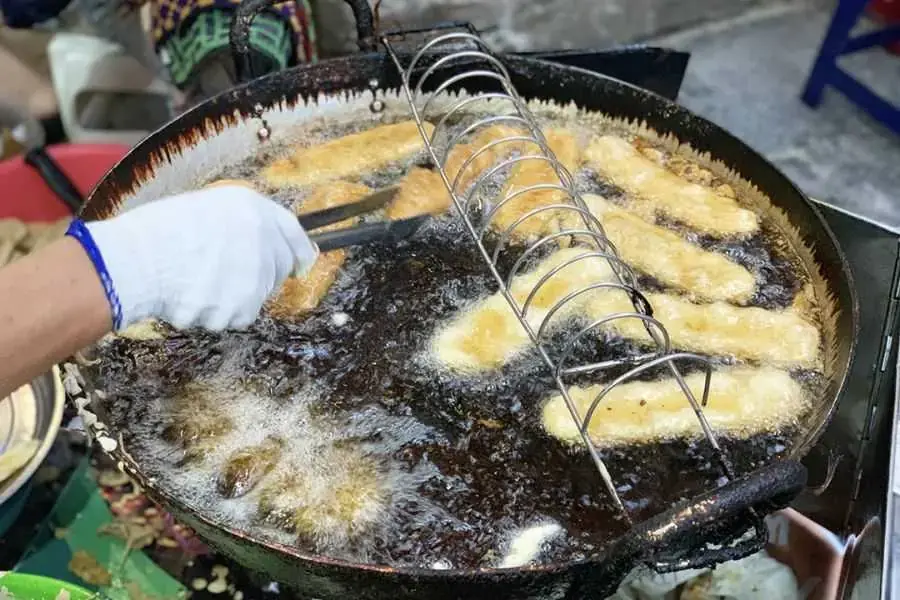 Khi chiên nhớ đổ dầu ngập chảo để bánh chuối chín đều nhé.