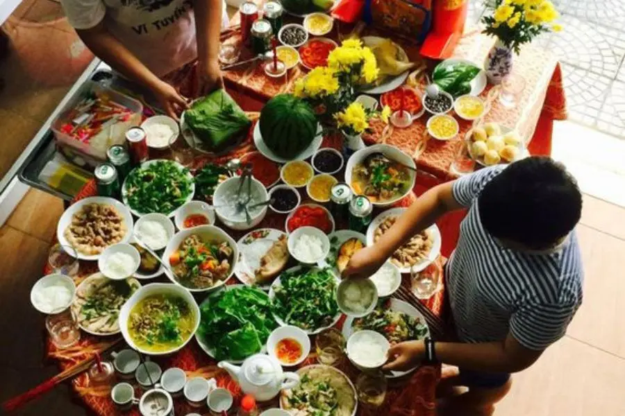 Mâm cúng tất niên có thể bài theo sở thích của gia đình nhưng phải đảm bảo các đầy đủ các lễ vật cúng.