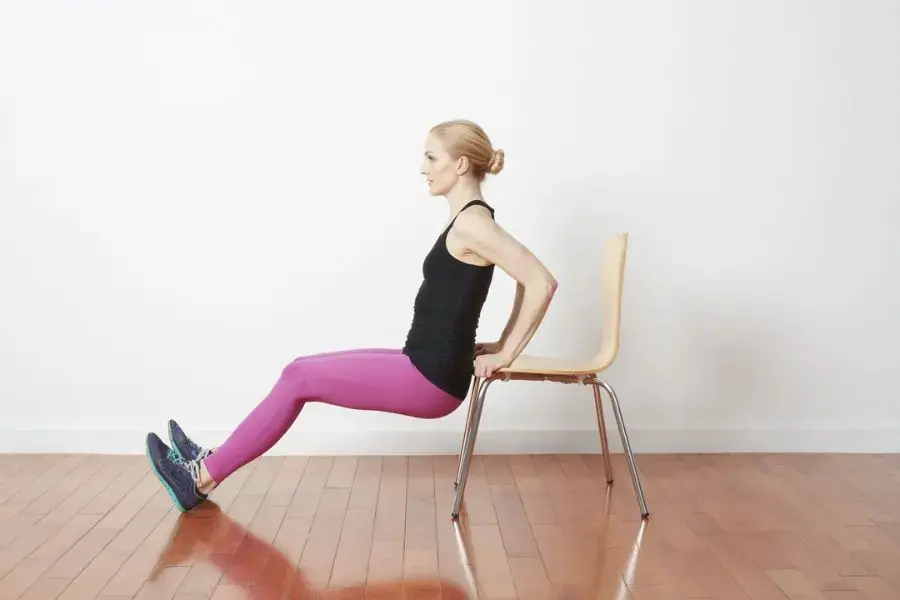 Bài tập này bạn cần chuẩn bị thêm một chiếc ghế