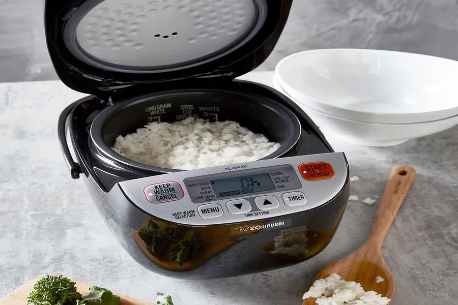 nồi cơm được mở nắp