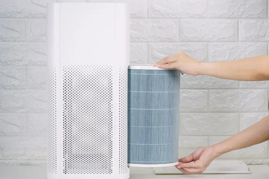 Tháo màng lọc của máy để vệ sinh