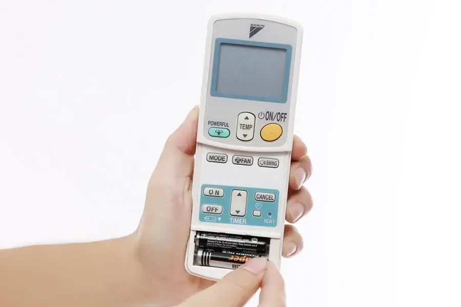 Khi máy lạnh không nhận tín hiệu vì remote hết pin bạn chỉ cần thay mới pin (Hình ảnh: Elaopa)