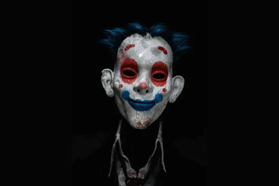 Mẫu mặt nạ Halloween tạo hình chú hề đơn giản nhưng đầy bí ẩn.