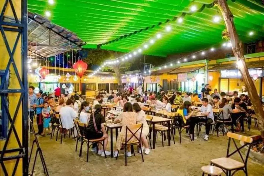 Tụ điểm ăn vặt làng đại học Thủ Đức được nhiều bạn trẻ yêu thích