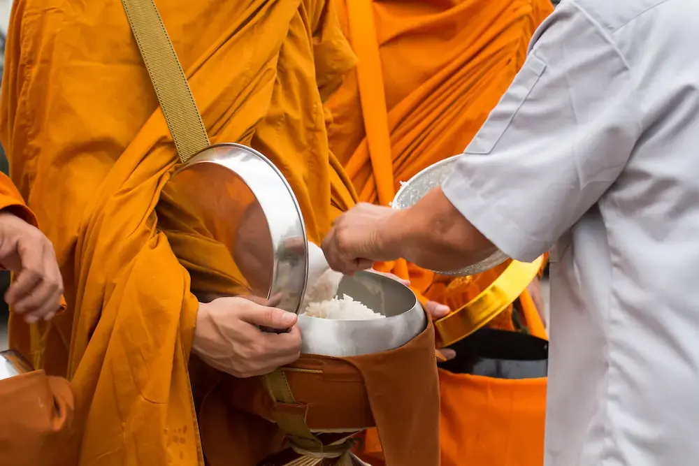 ทำบุญ ขึ้นบ้านใหม่ ตักบาตร