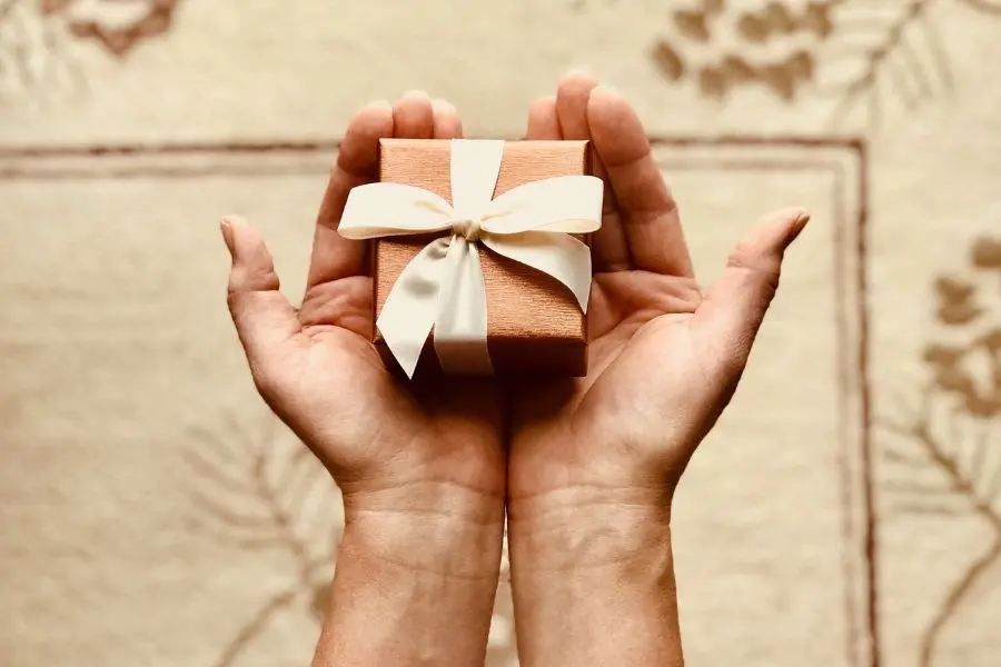 Tặng quà cho bố mẹ mang ý nghĩa bày tỏ sự yêu thương.