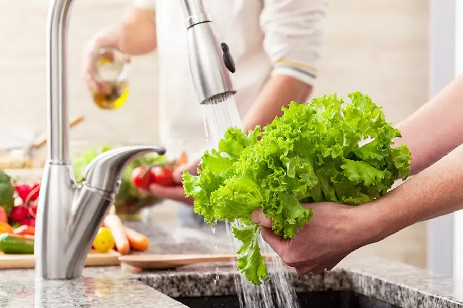 Rửa rau củ với nước sạch 