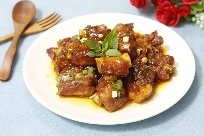 Sườn xào chua ngọt món ăn chính của thực đơn