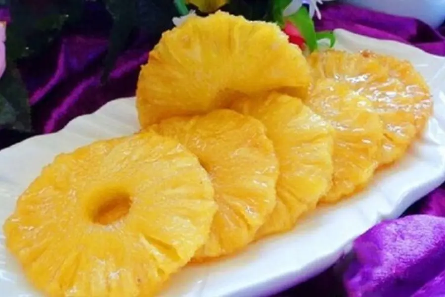 Mứt dứa có màu vàng đẹp, vị chua ngọt khó cưỡng.