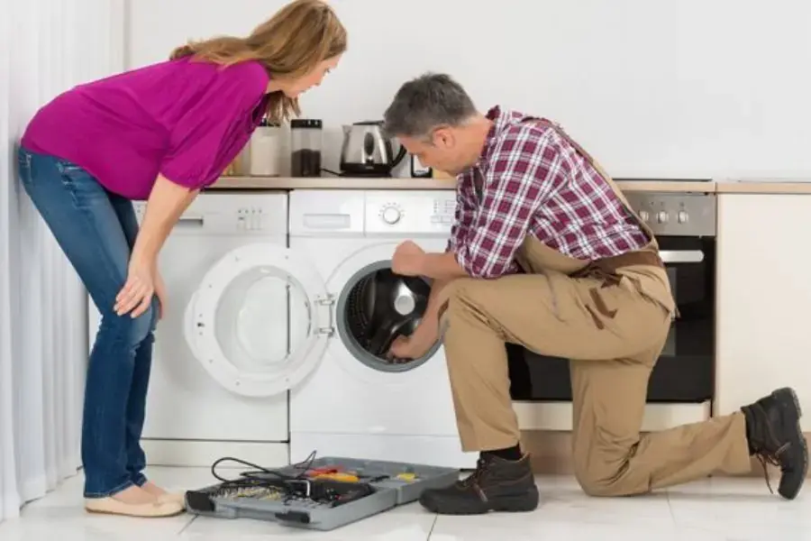 Kiểm tra triac trên bo mạch máy giặt bằng đồng hồ vạn năng.