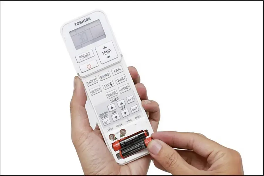 Lắp pin mới vào remote