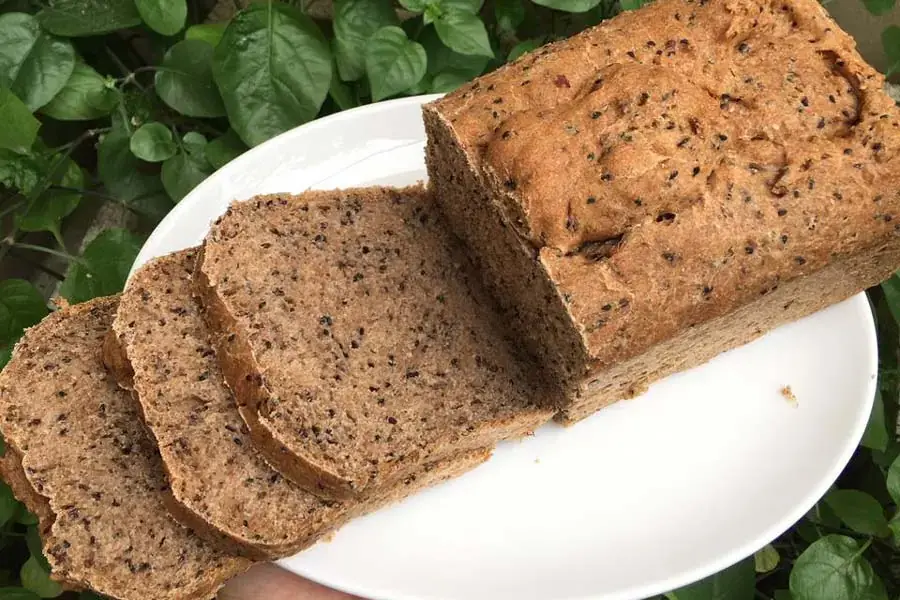 Bạn nên mua loại bánh mì gạo lứt nguyên cám, không đường để quá trình giảm cân hiệu quả hơn.