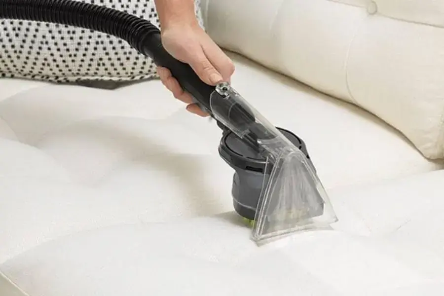 Làm sạch bụi bám trên topper nệm