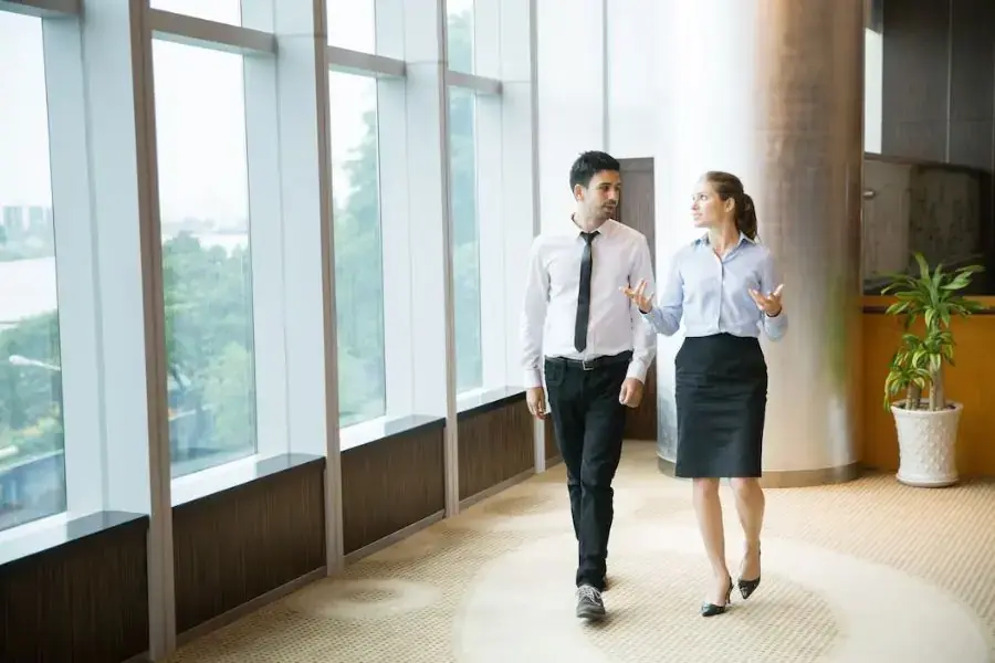 Văn phòng mở với hành lang tạo cảm giác rộng rãi và thoải mái
