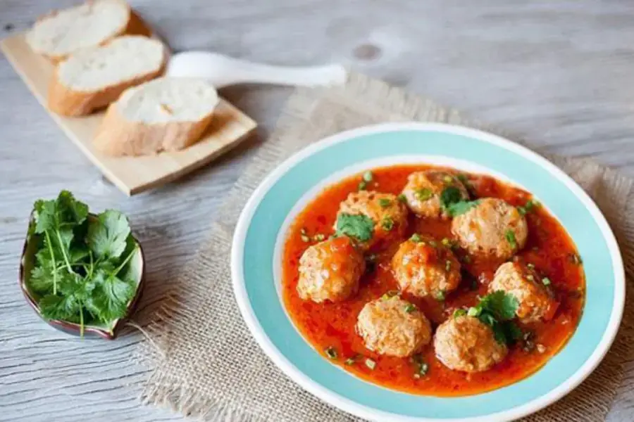 Miếng chả cá thát lát dai dai, đậm đà, ăn kèm với nước sốt cà chua