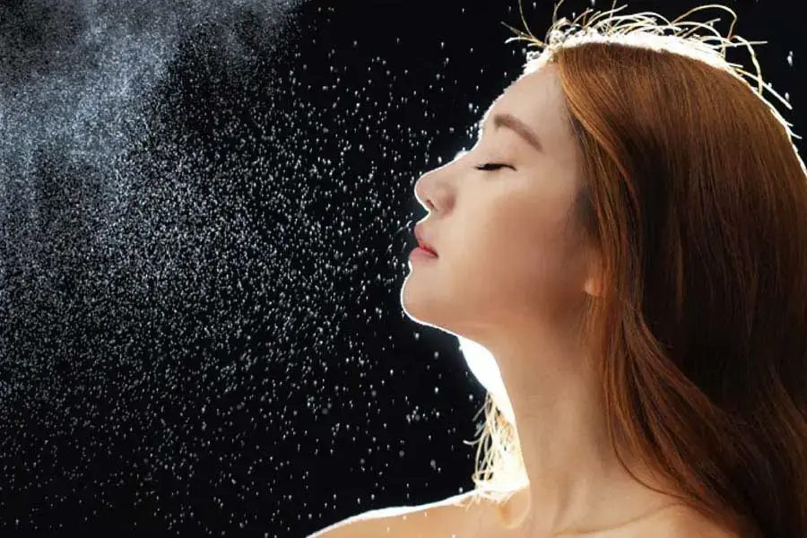 Cần lựa chọn sản phẩm xịt khoáng phù hợp tránh gây kích ứng da (Hình ảnh: Cochiskon)