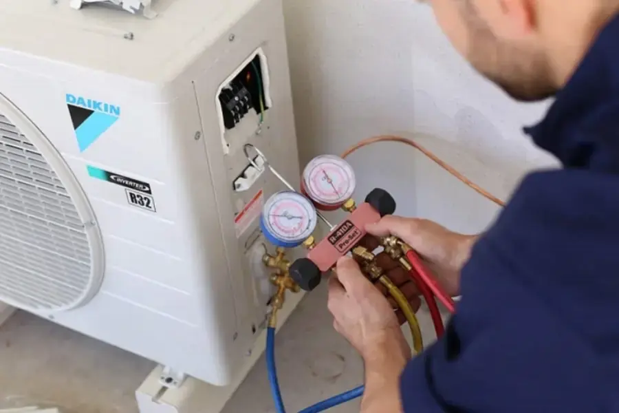 Thiếu hoặc hết gas là một trong những nguyên nhân khiến máy lạnh không lạnh.
