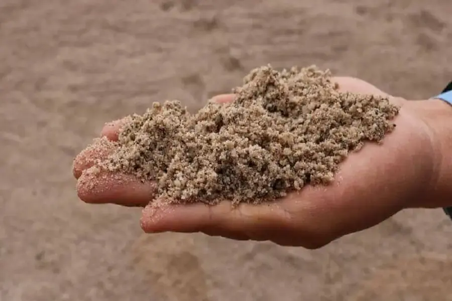 Cát là trợ thủ đắc lực trong việc loại bỏ vết bẩn trên kính (nguồn: dichvulaukinh.com.vn)