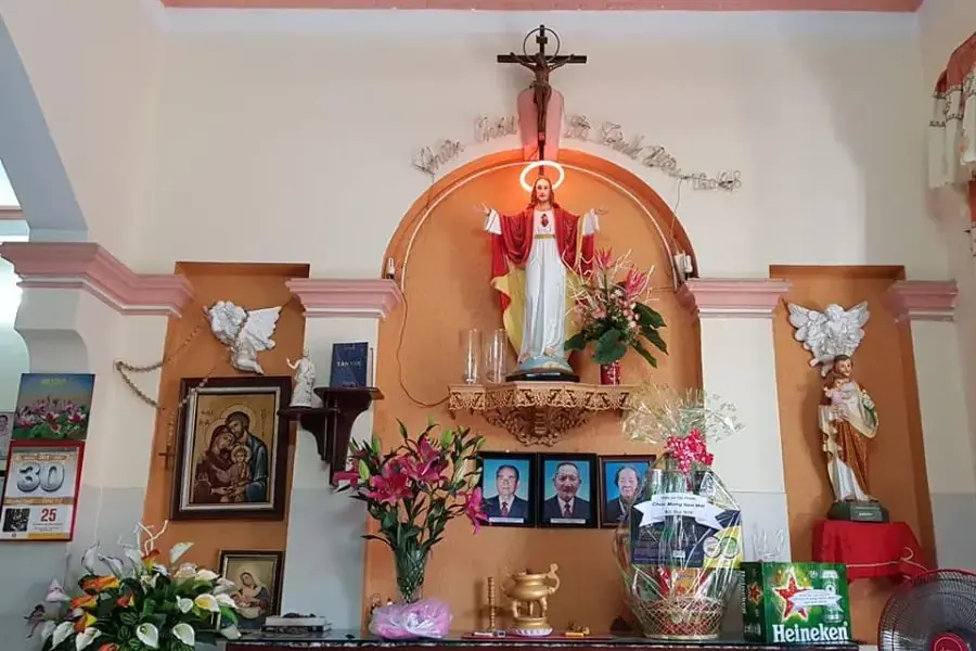 Đặt bàn thờ dựa vào không gian của gia đình