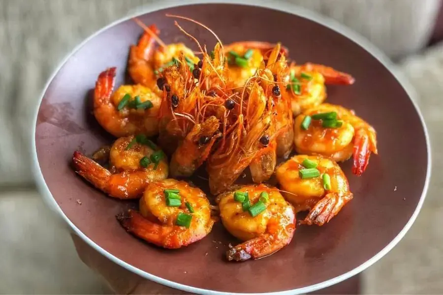 Món tôm rim mặn cung cấp đầy đủ canxi cho bé chắc khỏe xương