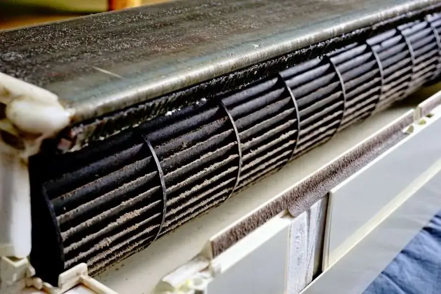Máy lạnh không được vệ sinh định kỳ, bám bụi bẩn gây nên tình trạng không có gió