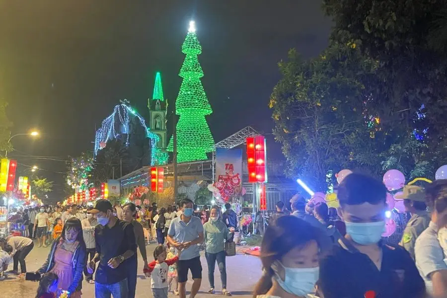 Những khu xóm đạo vào mùa Noel được bao trùm không khí ấm áp, yêu thương.