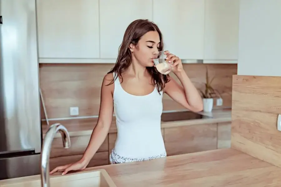 Uống nước trước khi đi ngủ 1 tiếng giúp giấc ngủ sâu hơn, hạn chế hình thành cục máu đông ở não.