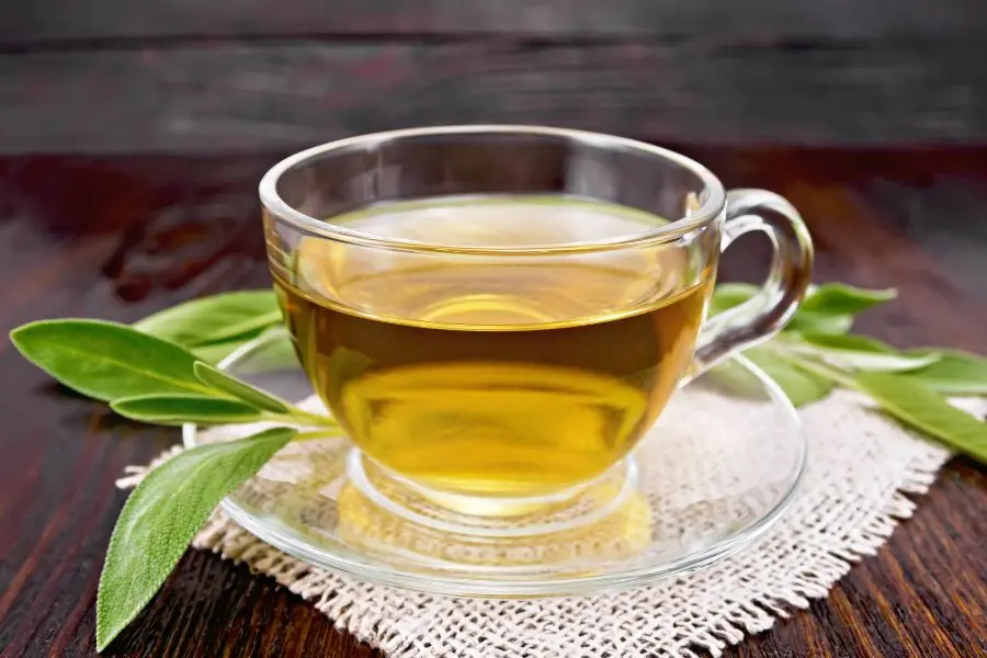 Chè xanh cũng thuộc danh sách giải rượu bia ngày tết an toàn và hiệu quả.