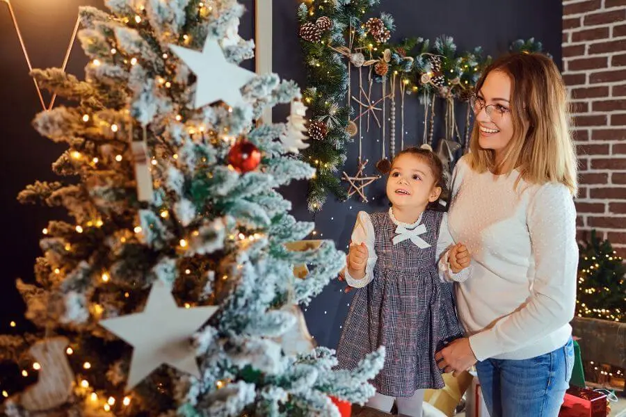 Hình cây Giáng Sinh rực rỡ đêm Noel.