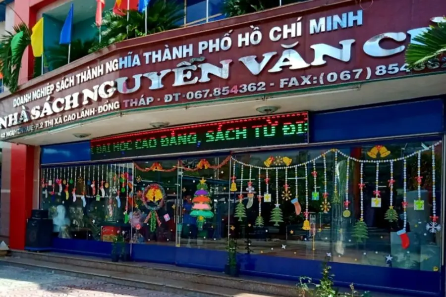 Bạn có thể đến nhà sách vừa tận hưởng không khí mát mẻ, vừa dạo chơi tìm mua các đồ trang trí Noel phù hợp.