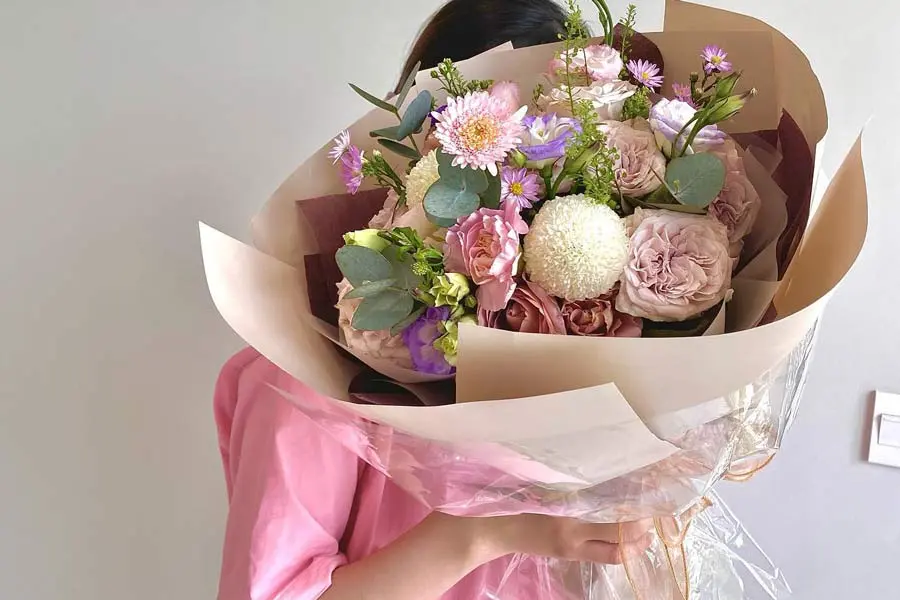 Cách bó hoa đơn giản thế này được nhiều bạn trẻ yêu thích.