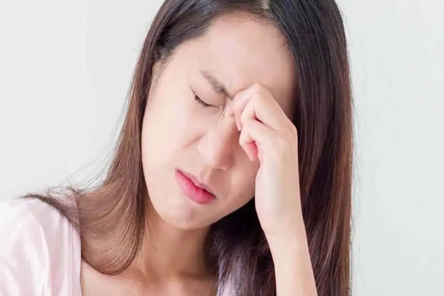 Căng thẳng kéo dài sẽ khiến lượng dầu trên da tiết ra nhiều hơn.