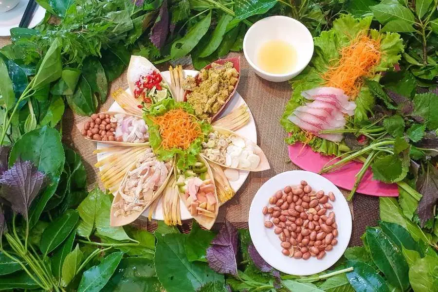 Món gỏi cá tươi sống, lạ miệng.