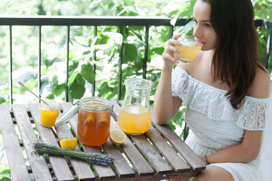 Pha thêm nước ép trái cây tươi hoặc thảo mộc để tăng hương vị cho trà Kombucha.