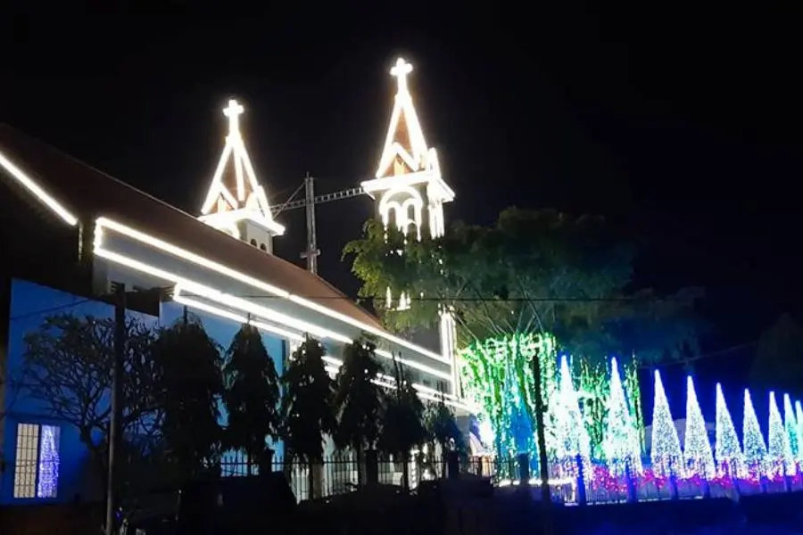 Các nhà thờ đều sáng rực rỡ sắc màu dưới ánh đèn led trong đêm.