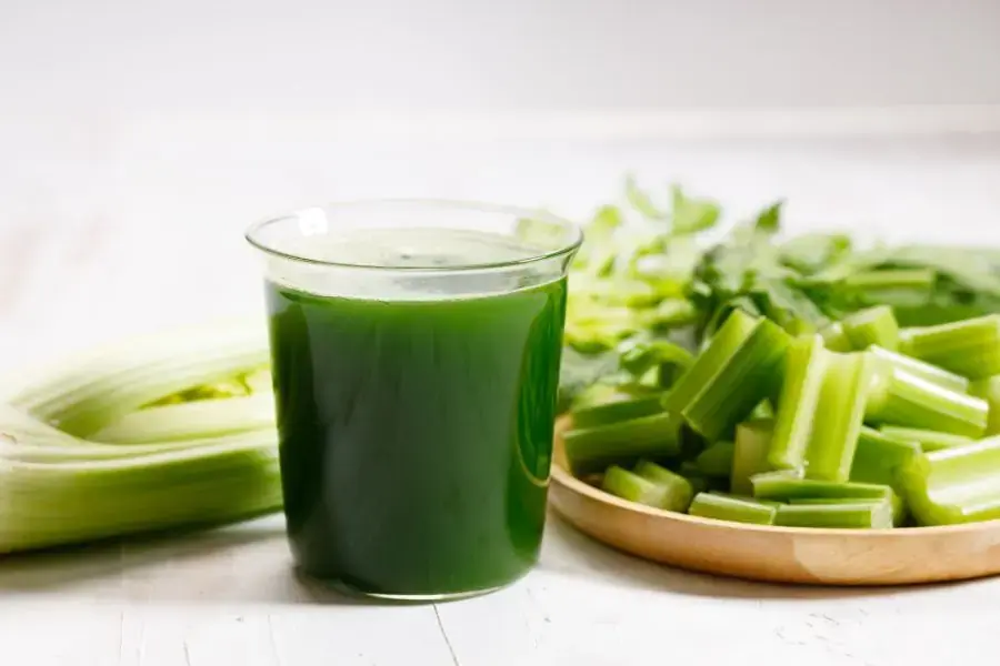 Nước ép cần tây ít calo, chứa nhiều vitamin, khoáng chất cùng chất chống oxy hóa