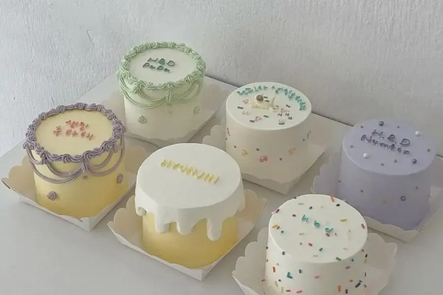 Dùng kem tươi tạo hình trang trí bánh sinh nhật 